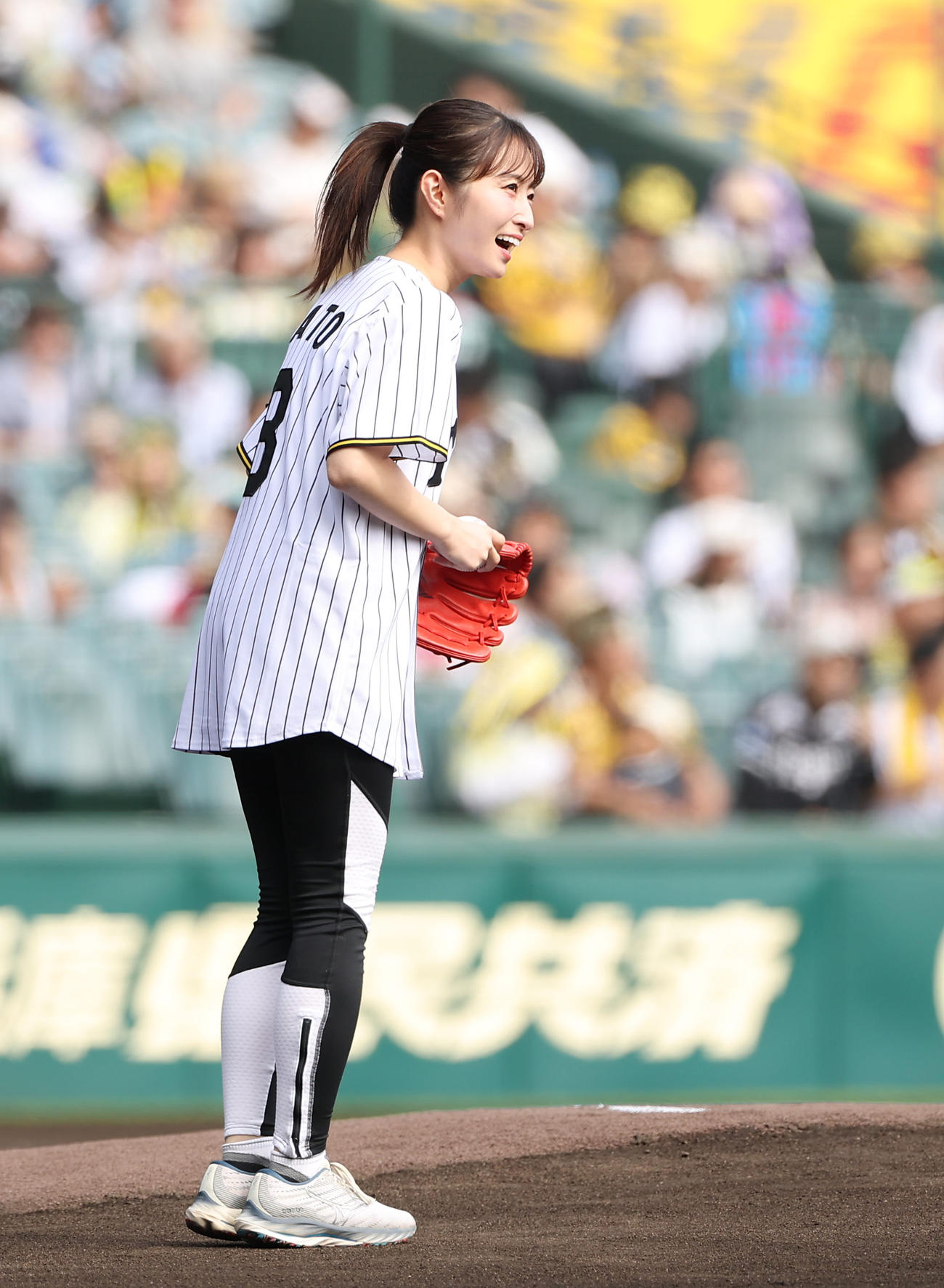 阪神対中日　始球式を務める読売テレビ佐藤佳奈アナウンサー（撮影・上田博志）