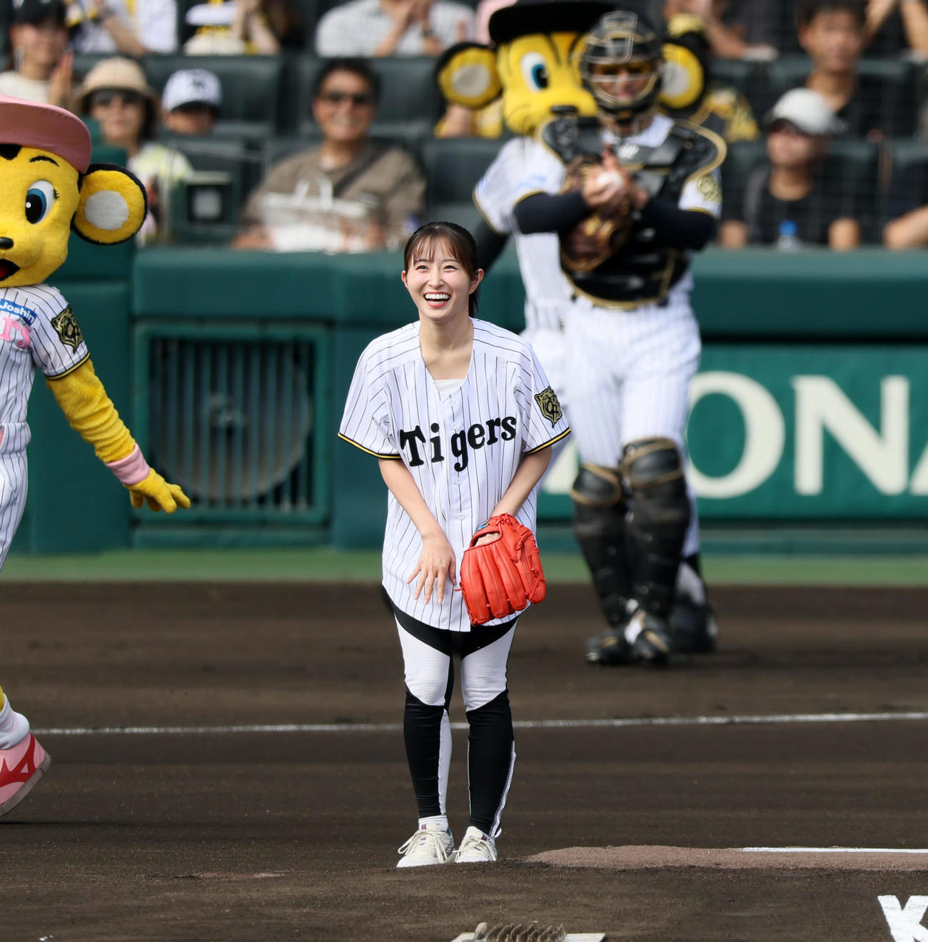 阪神対中日　始球式を行った読売テレビの佐藤佳奈アナウンサー（撮影・加藤哉）