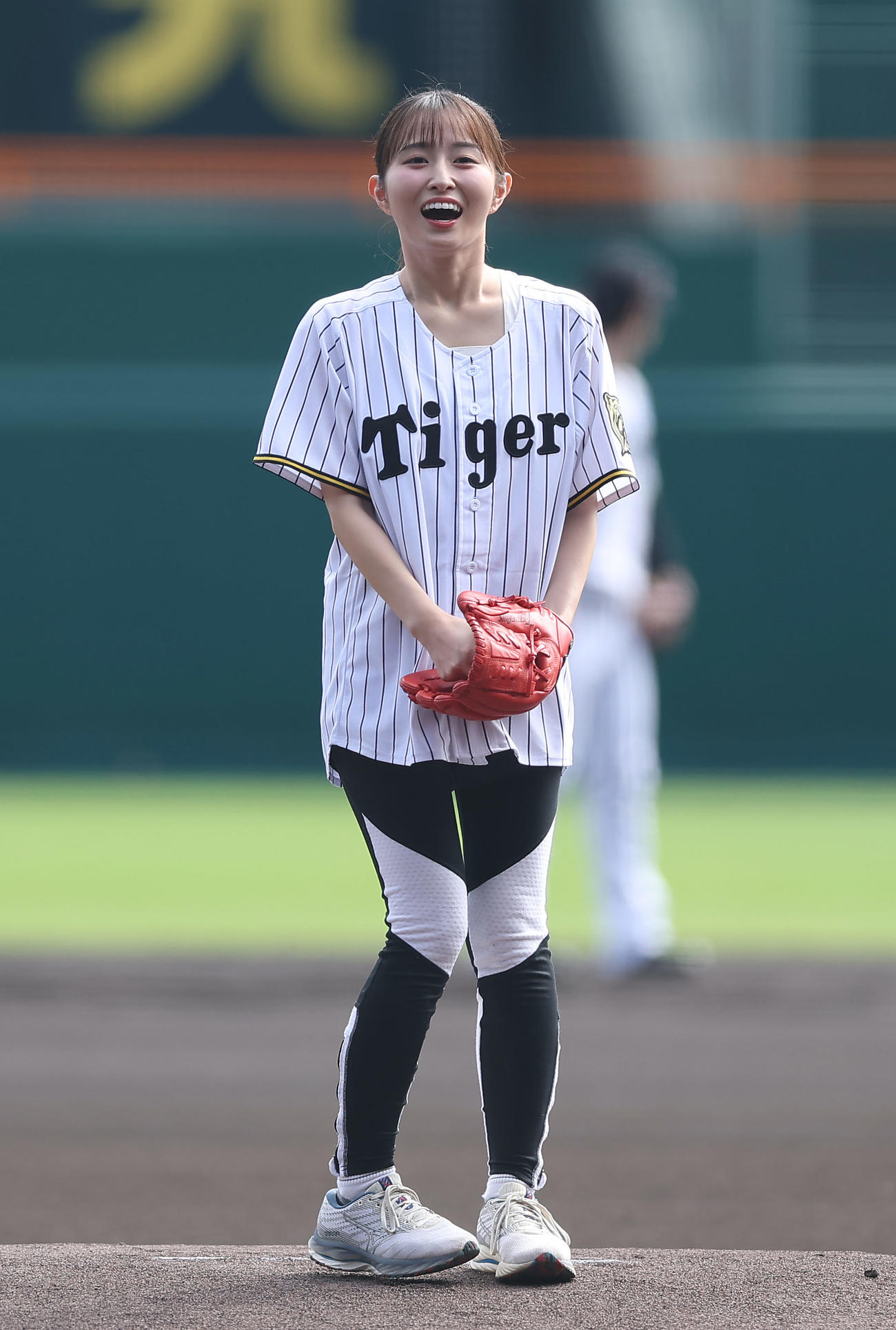 阪神対中日　始球式を務める読売テレビの佐藤佳奈アナウンサー（撮影・前田充）