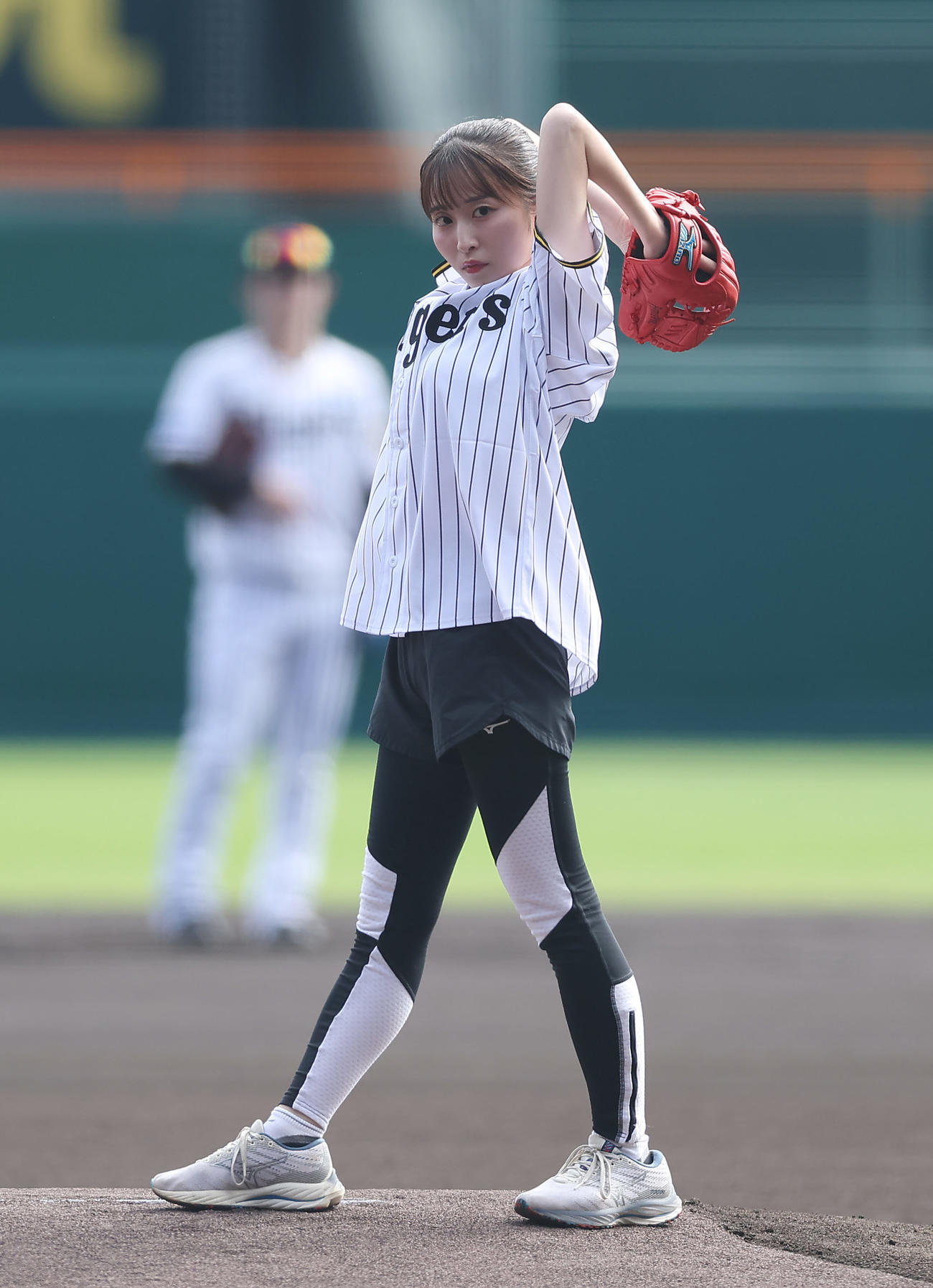 阪神対中日　始球式を務める読売テレビの佐藤佳奈アナウンサー（撮影・前田充）
