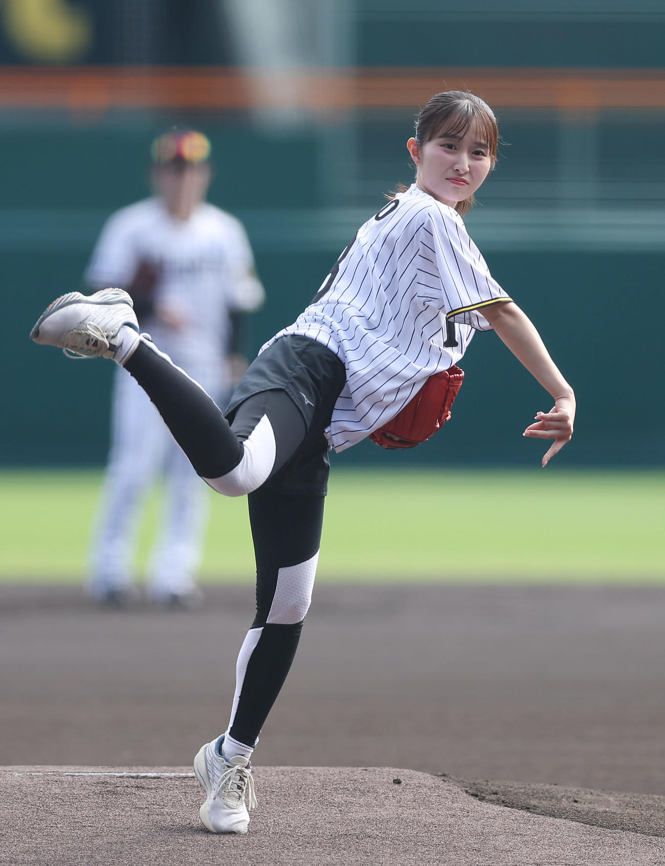 阪神対中日　始球式を務める読売テレビの佐藤佳奈アナウンサー（撮影・前田充）