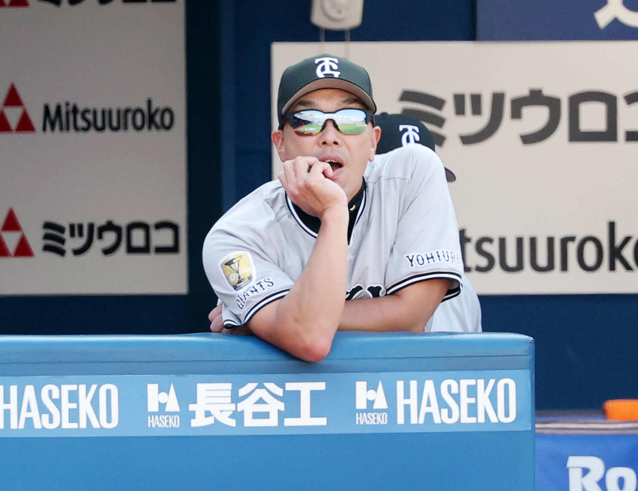 DeNA対巨人　1回裏、戦況を見つめる巨人阿部監督（撮影・鈴木正人）