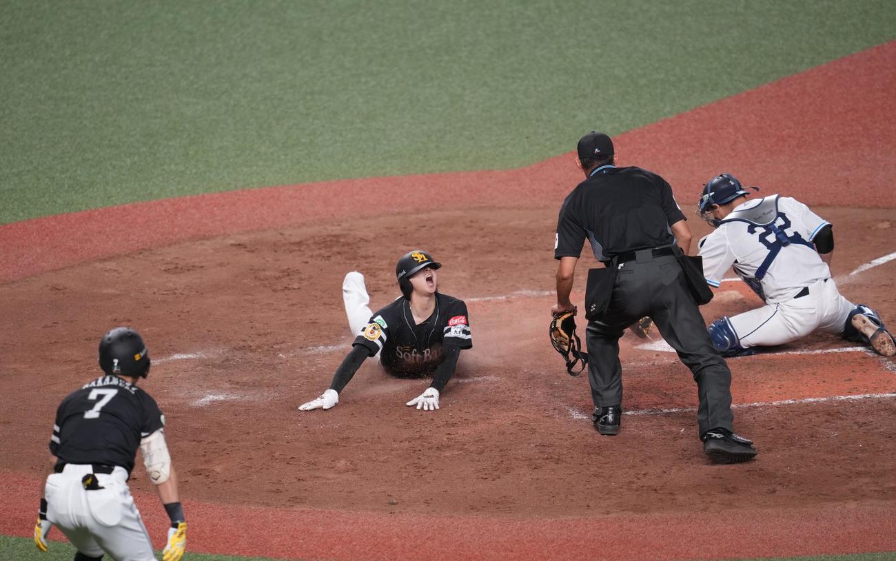 西武対ソフトバンク　5回表ソフトバンク1死一、二塁、栗原の適時三塁打で生還した川瀬（撮影・井上学)