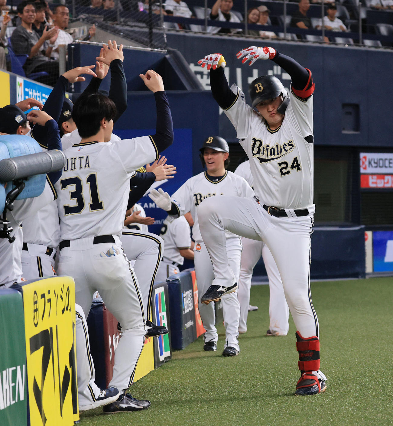 オリックス対楽天　5回裏オリックス無死一塁、紅林は左越え先制2点本塁打を放ち、ナインと踊る（撮影・宮崎幸一）