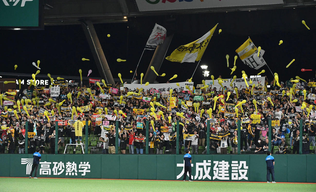 西武対ソフトバンク　7回表の攻撃前にジェット風船を飛ばすソフトバンクファン（撮影・岩下翔太）
