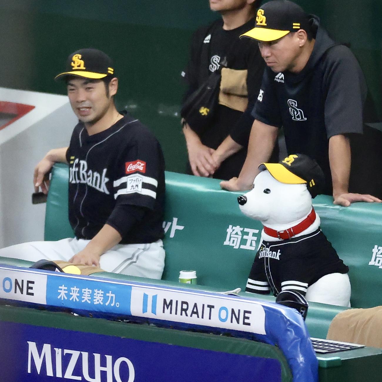 西武対ソフトバンク　戦況を見守るお父さん犬と近藤（撮影・河田真司）