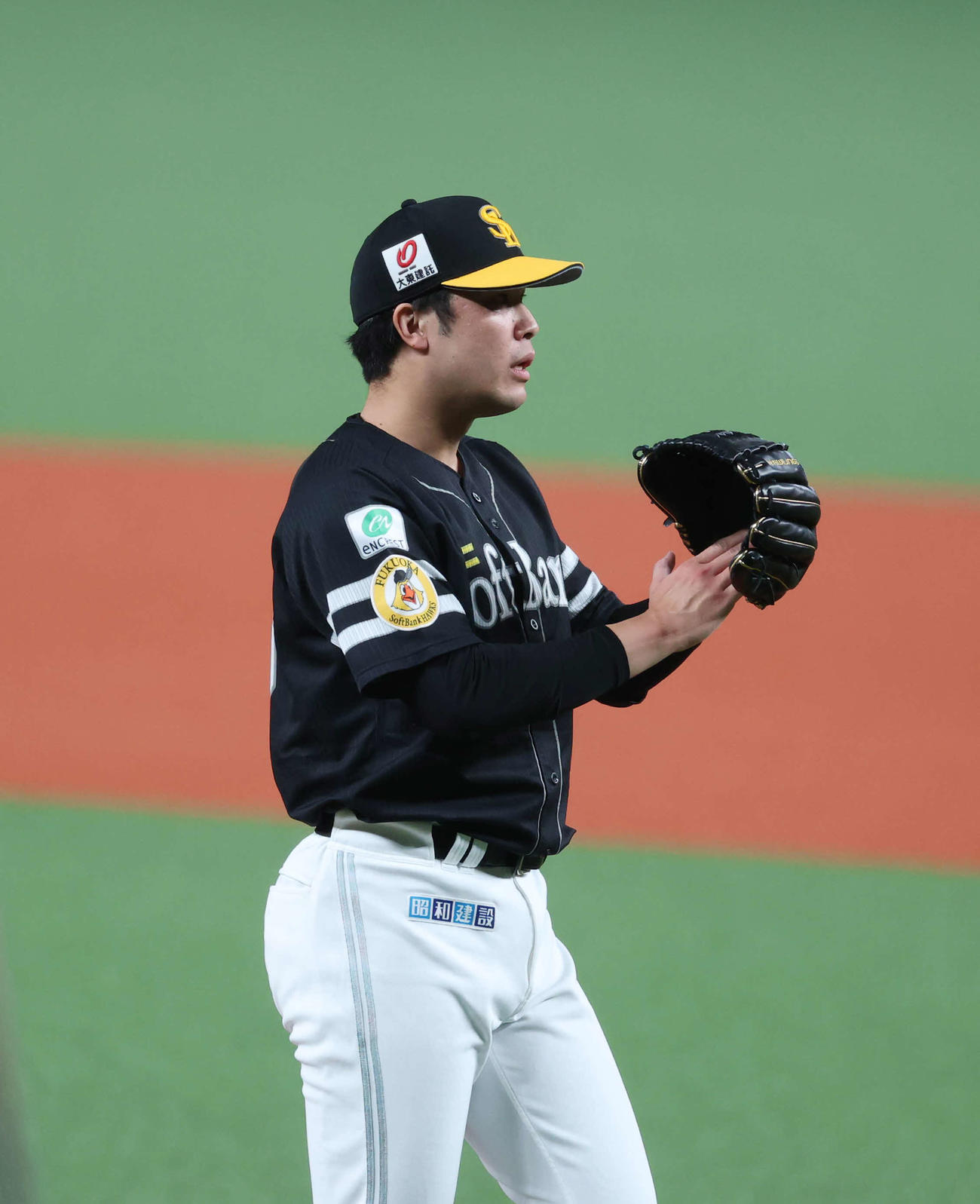 西武対ソフトバンク　三振に仕留め拍手するソフトバンク藤井（撮影・増田悦実）