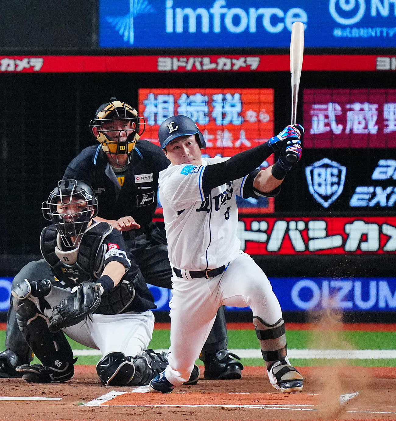 西武対ソフトバンク　1回裏西武無死一、三塁、先制適時打を放つ渡部聖。投手有原（撮影・垰建太）