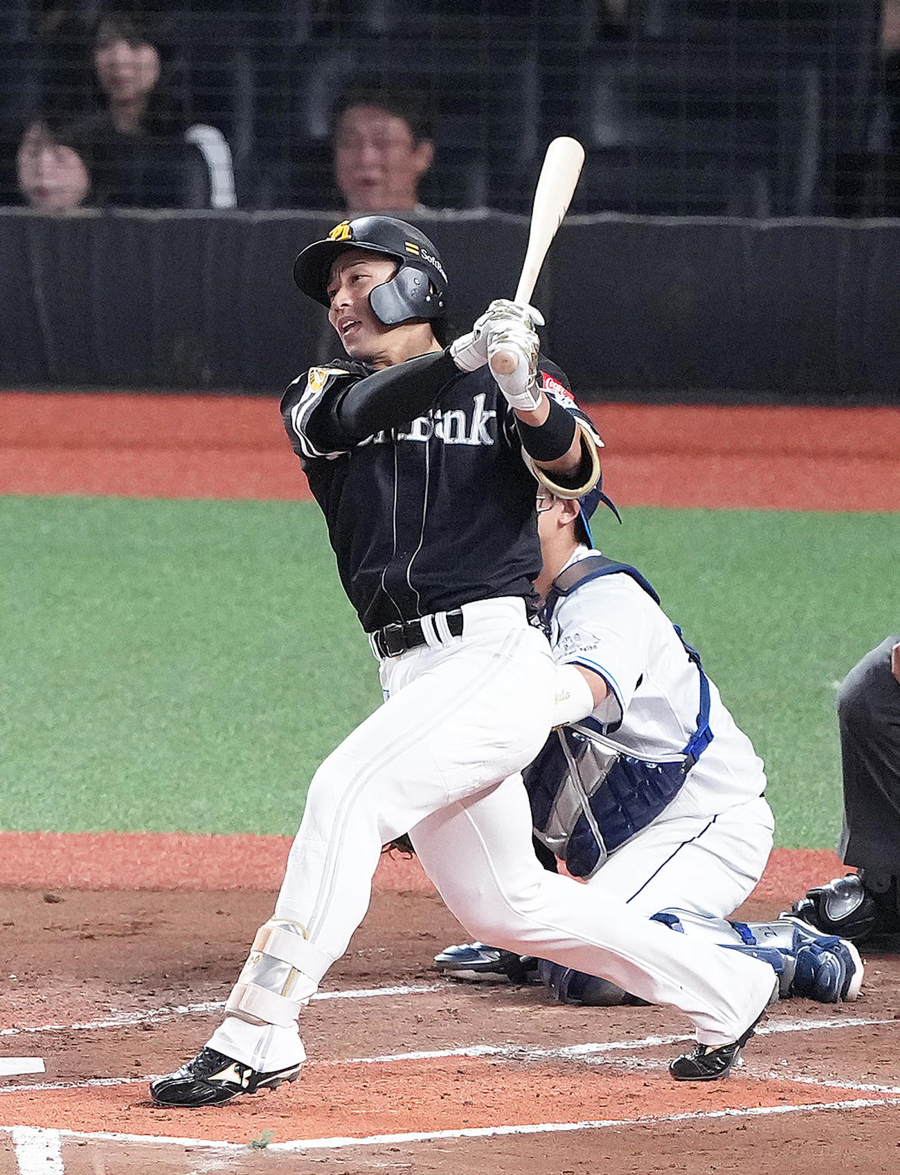 西武対ソフトバンク　2回表ソフトバンク2死一、二塁、野村は同点適時打を放つ（撮影・足立雅史）