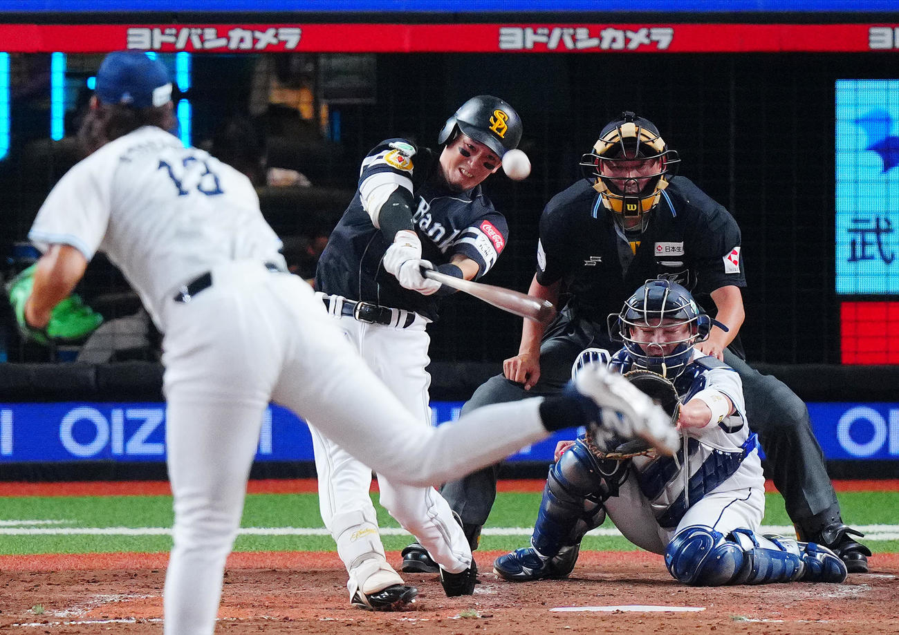 西武対ソフトバンク　5回表ソフトバンク1死一、二塁、適時二塁打を放つ栗原。投手高橋（撮影・垰建太）