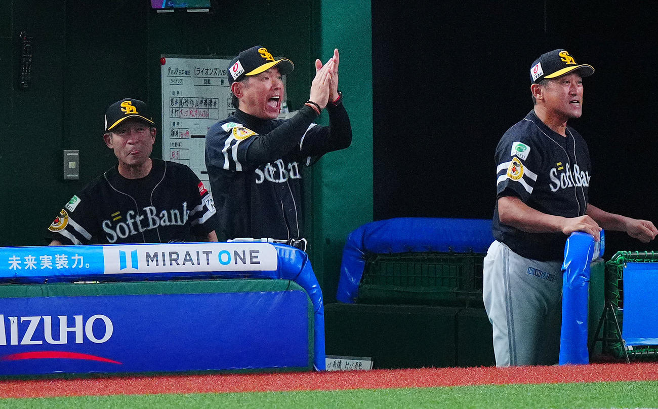 西武対ソフトバンク　5回表ソフトバンク1死一、二塁、栗原の適時二塁打に大喜びの小久保監督（中央）ら（撮影・垰建太）