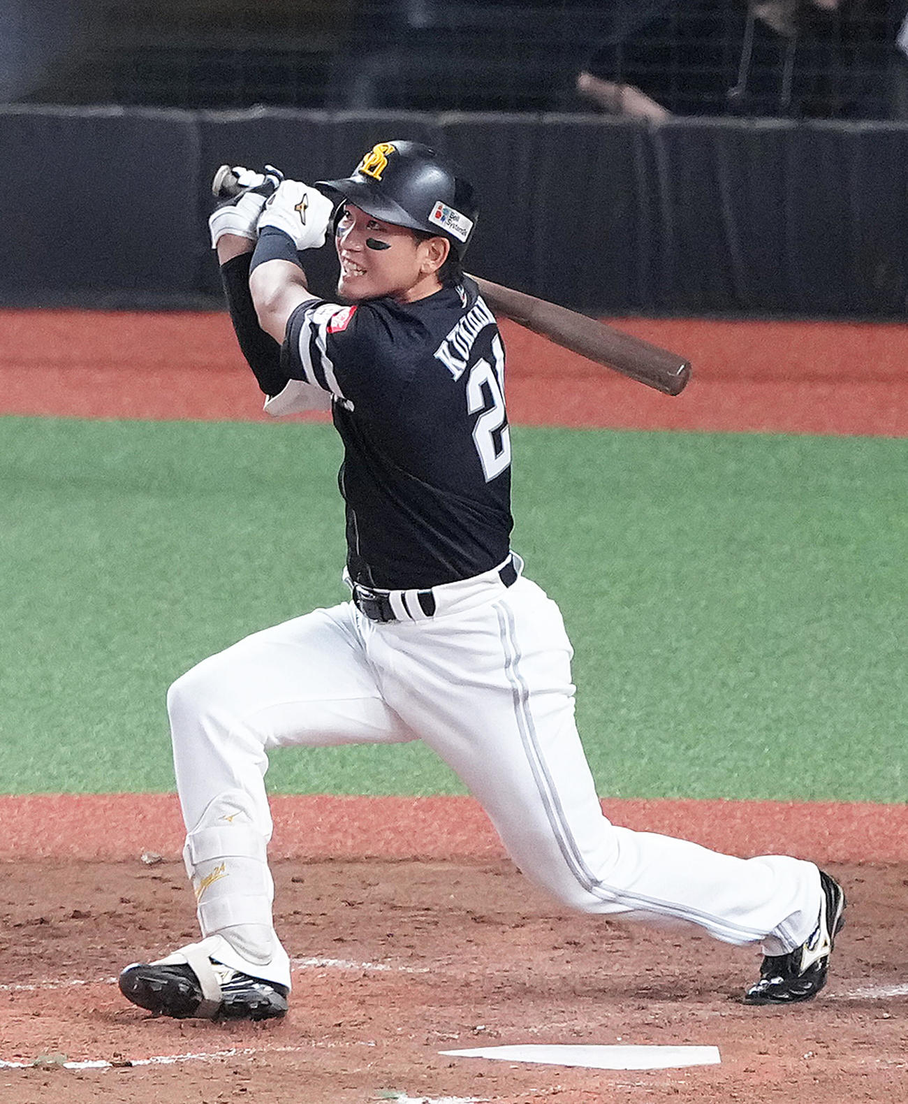 西武対ソフトバンク　5回表ソフトバンク1死一、二塁、栗原は2点適時二塁打を放つ（撮影・足立雅史）