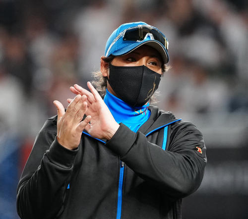 ロッテ対日本ハム　ロッテに勝利し、手をたたく日本ハム新庄監督（撮影・鈴木みどり）