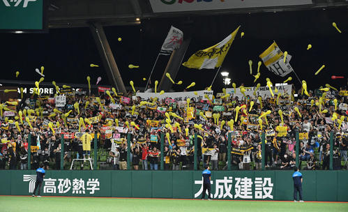 西武対ソフトバンク　7回表の攻撃前にジェット風船を飛ばすソフトバンクファン（撮影・岩下翔太）