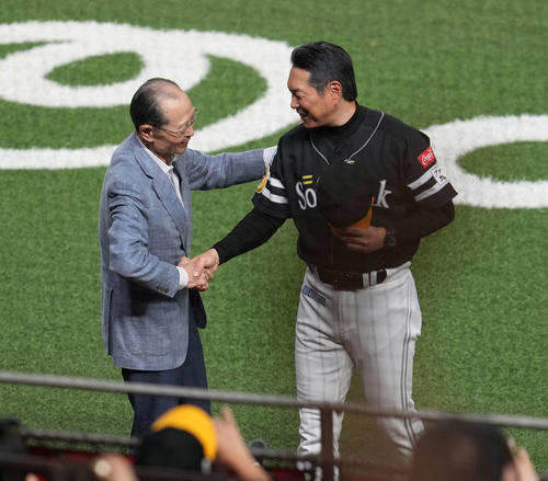 西武対ソフトバンク　優勝し握手するソフトバンク小久保監督（右）と王貞治氏（撮影・井上学）