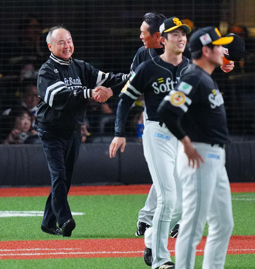 西武対ソフトバンク　優勝を決めたソフトバンク小久保監督（左から2人目）から胴上げを促される孫オーナー（撮影・垰建太）