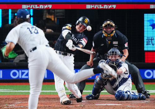 西武対ソフトバンク　5回表ソフトバンク1死一、二塁、適時二塁打を放つ栗原。投手高橋（撮影・垰建太）