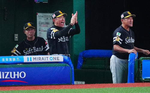 西武対ソフトバンク　5回表ソフトバンク1死一、二塁、栗原の適時二塁打に大喜びの小久保監督（中央）ら（撮影・垰建太）