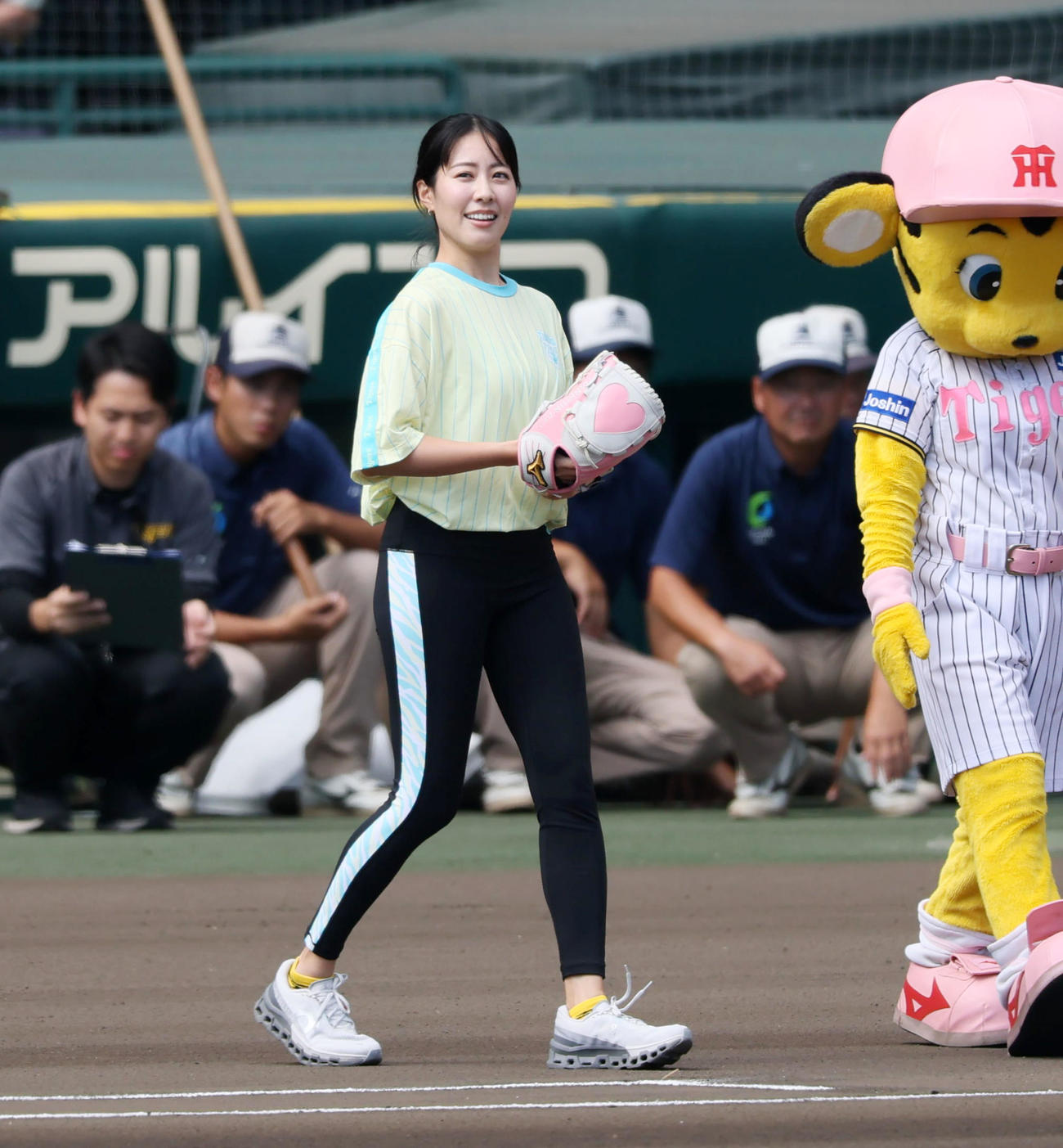 阪神対中日　ファーストピッチへ向かう大城若菜さん（撮影・加藤哉）