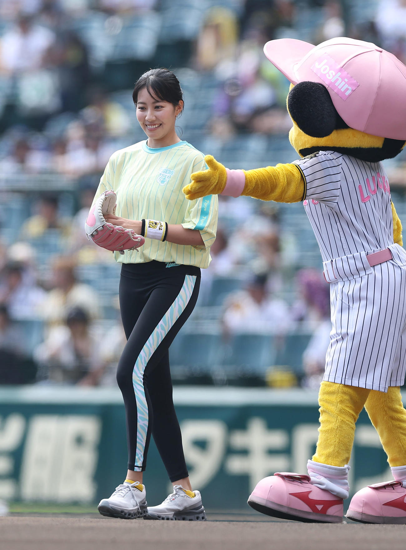 阪神対中日　ファーストピッチセレモニーを務めるヨガインストラクターの大城若菜さん（撮影・前田充）