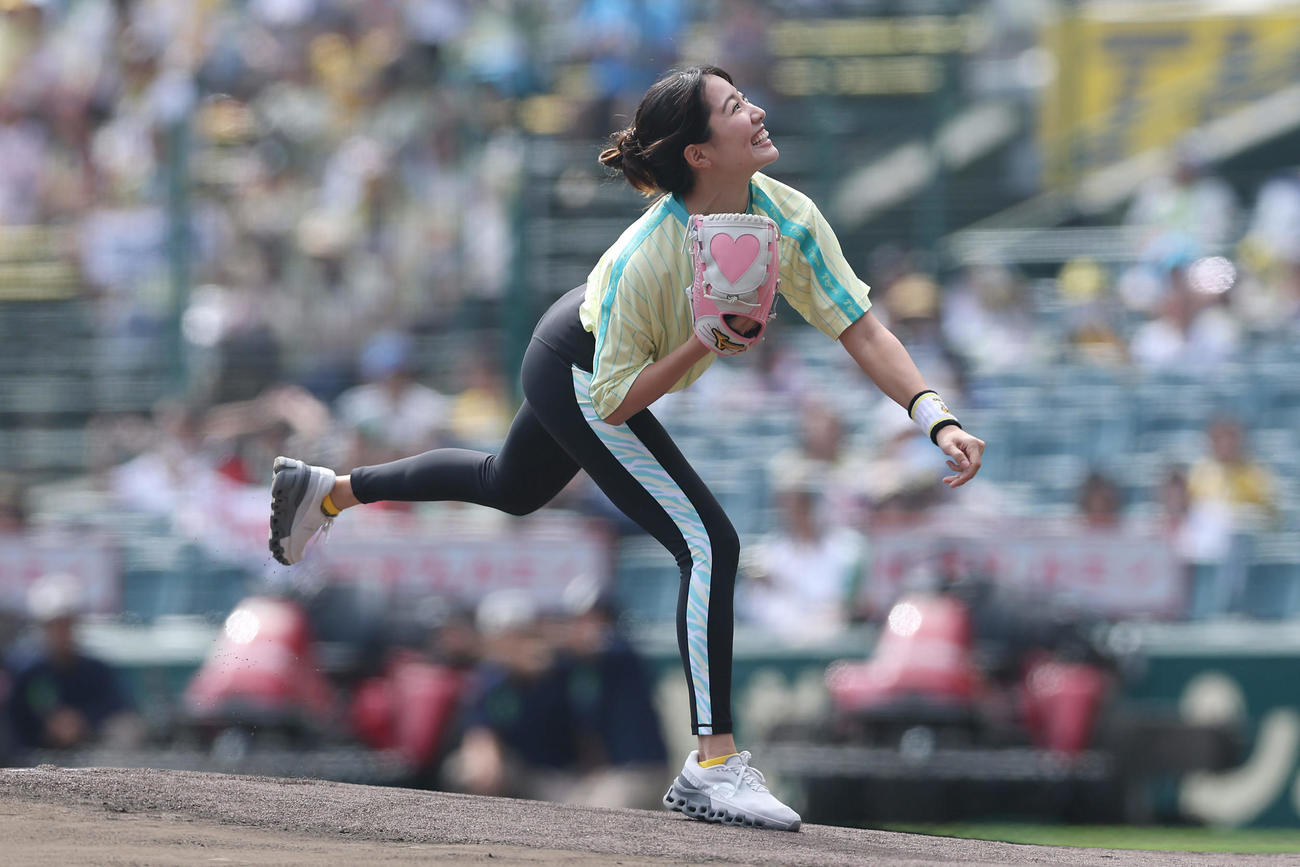 阪神対中日　ファーストピッチセレモニーを務めるヨガインストラクターの大城若菜さん（撮影・前田充）
