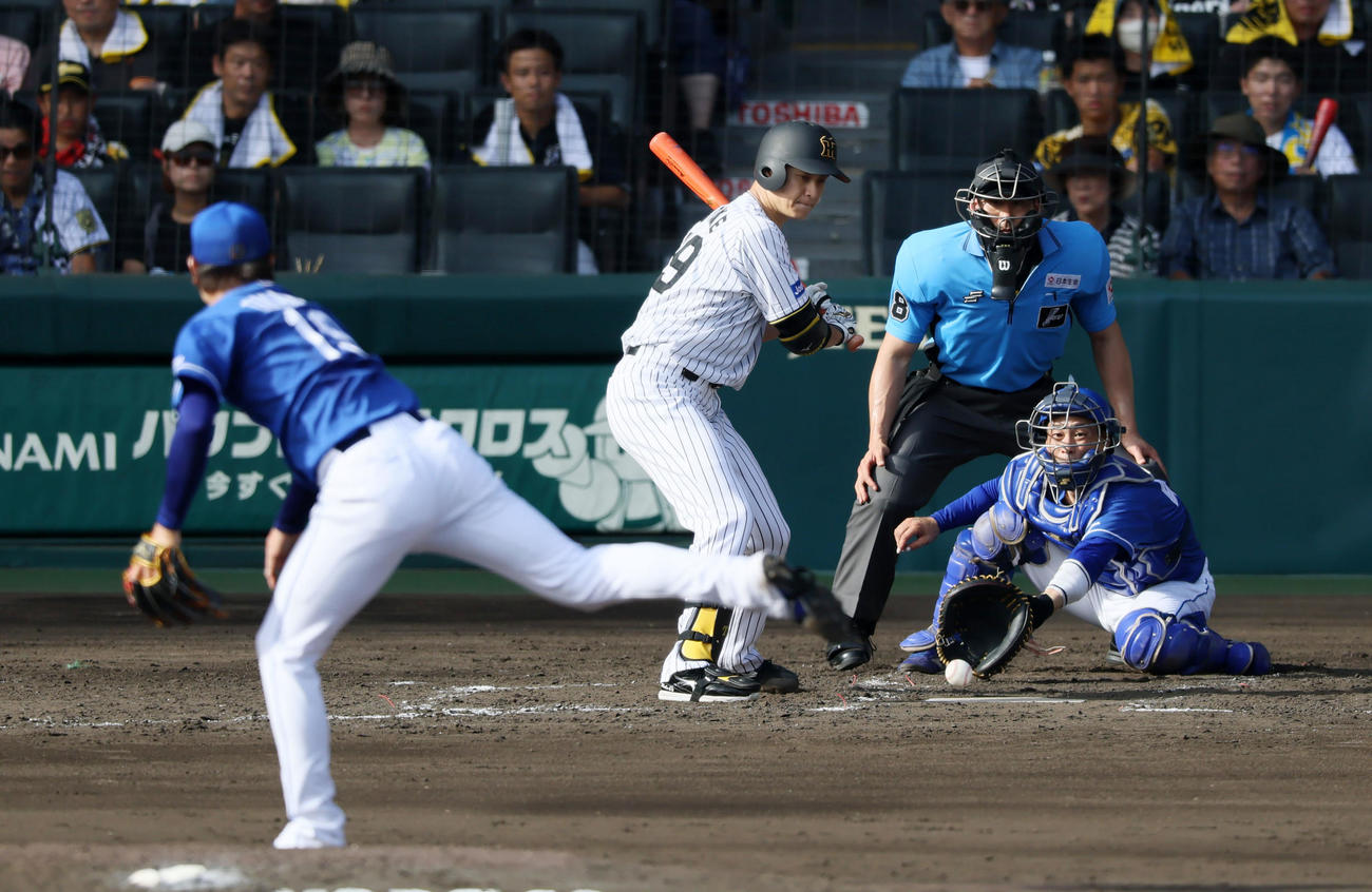 阪神対中日　4回裏阪神2死一、二塁、四球を選ぶ大竹。投手高橋宏（撮影・加藤哉）