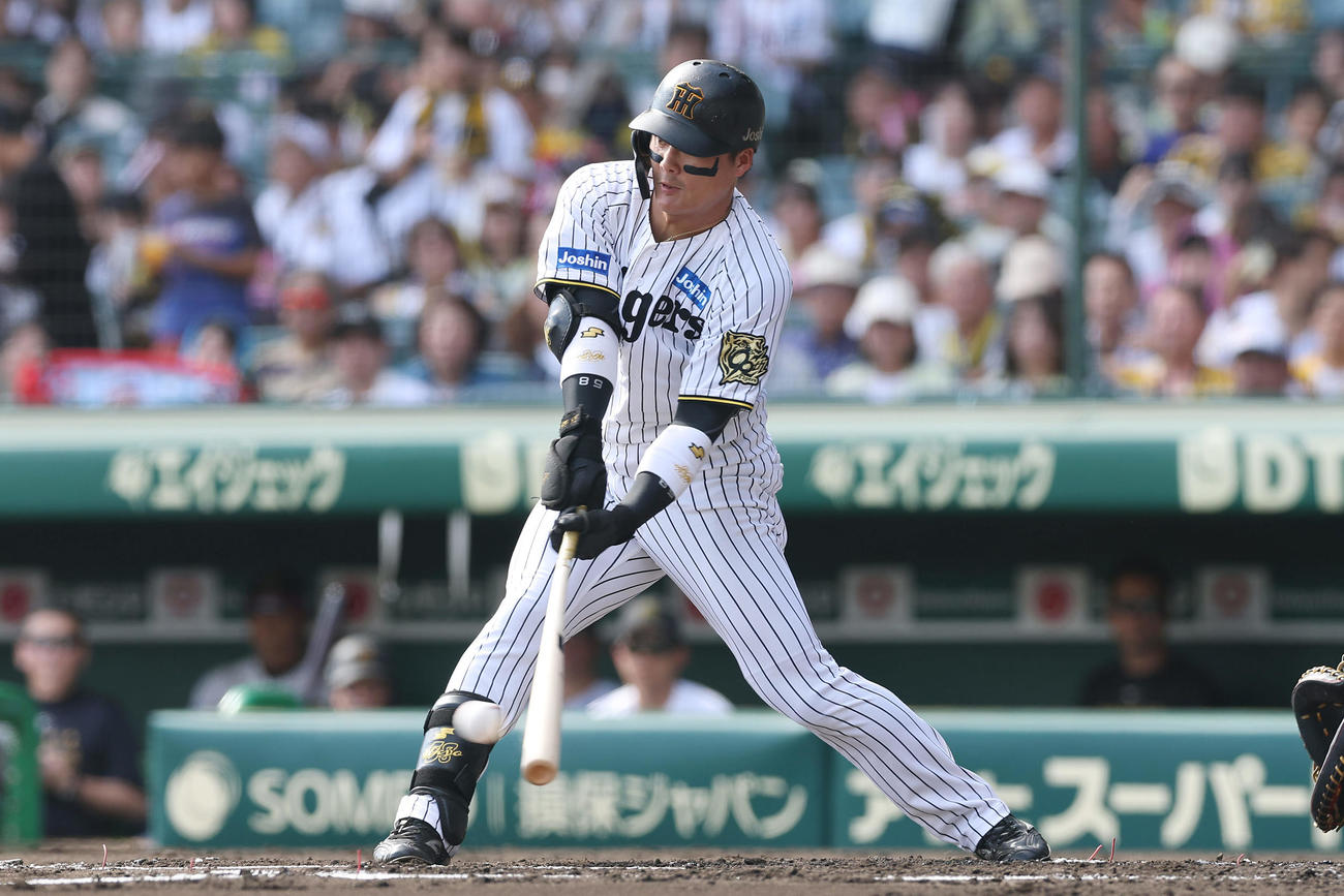 阪神対中日　2回裏阪神無死一塁、右前打を放つ前川（撮影・前田充）