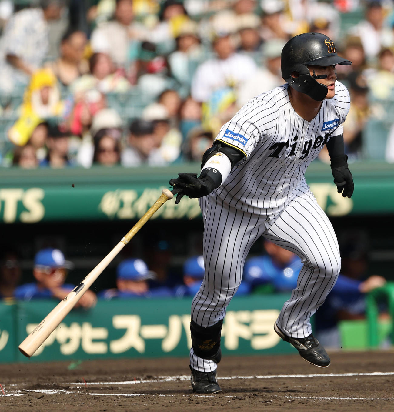 阪神対中日　2回裏阪神無死一塁、前川は右前打を放つ（撮影・上田博志）