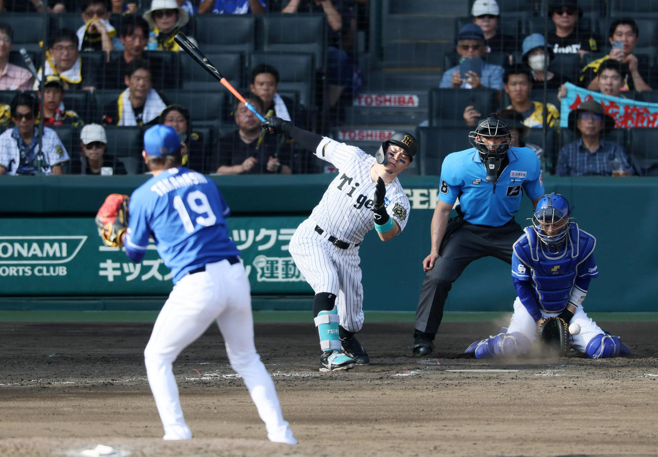 阪神対中日　5回裏阪神1死一塁、三振に倒れる佐藤輝。投手高橋宏（撮影・加藤哉）