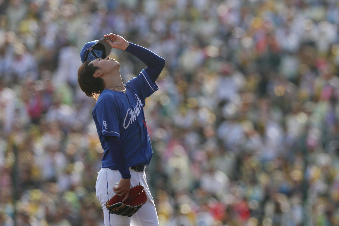 阪神対中日　5回裏阪神2死一塁、大山に四球を与えた高橋宏（撮影・前田充）