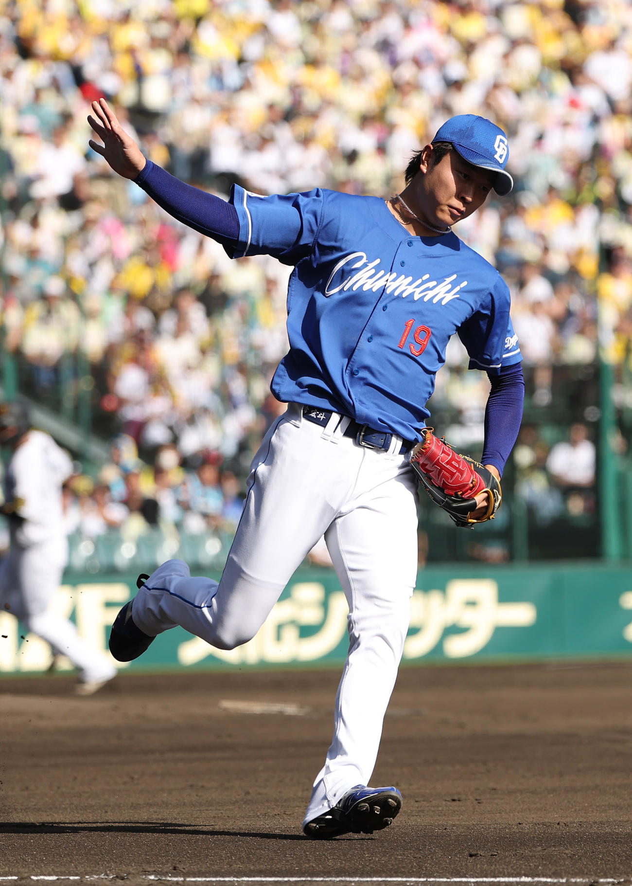 阪神対中日　2回裏阪神2死一、二塁、高橋宏は大竹を投ゴロに打ち取る（撮影・上田博志）