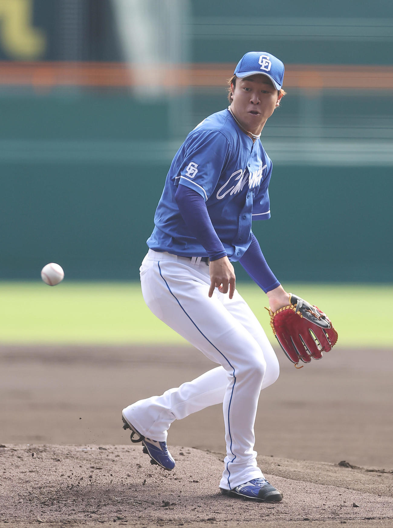 阪神対中日　1回裏阪神無死、近本に中前打を許す高橋宏（撮影・前田充）