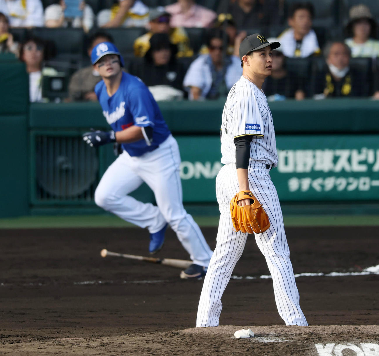 阪神対中日　6回表中日1死一、二塁、大竹は細川に左越え3点本塁打を浴びる（撮影・加藤哉）