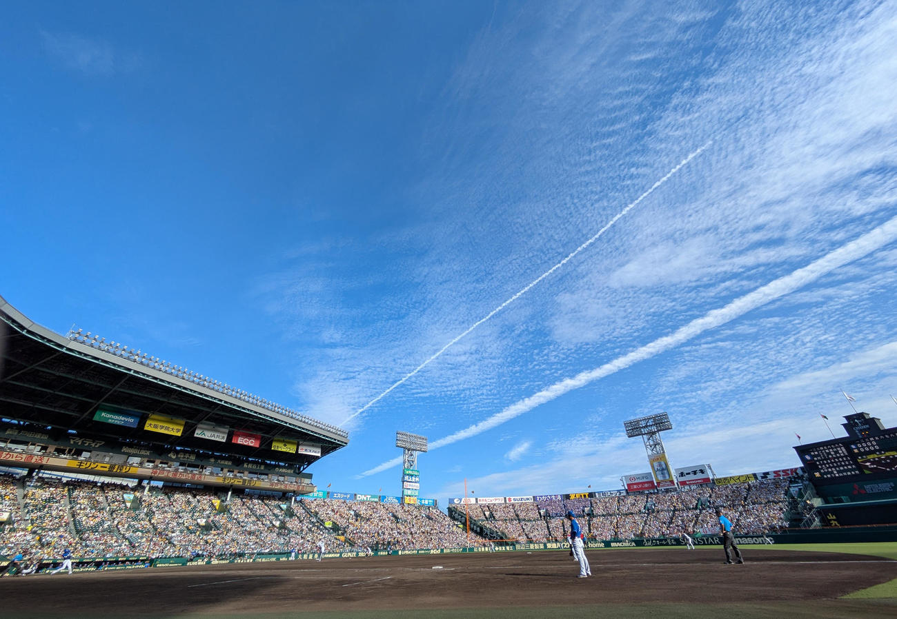 阪神対中日　秋晴れの甲子園で好投する大竹（撮影・上田博志）