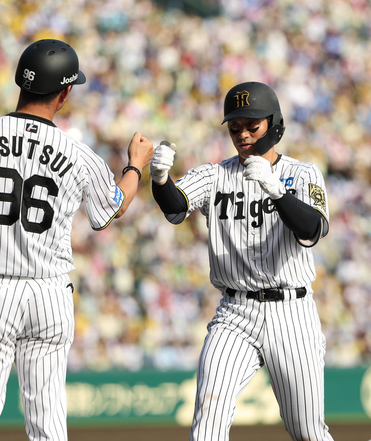 阪神対中日　4回裏阪神2死一塁、坂本は中前打を放つ（撮影・上田博志）