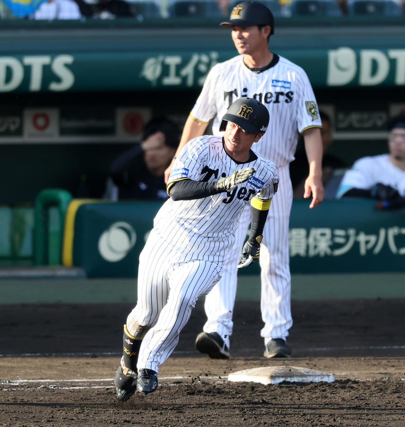 阪神対中日　7回裏阪神無死、近本は右越え二塁打を放つ（撮影・加藤哉）