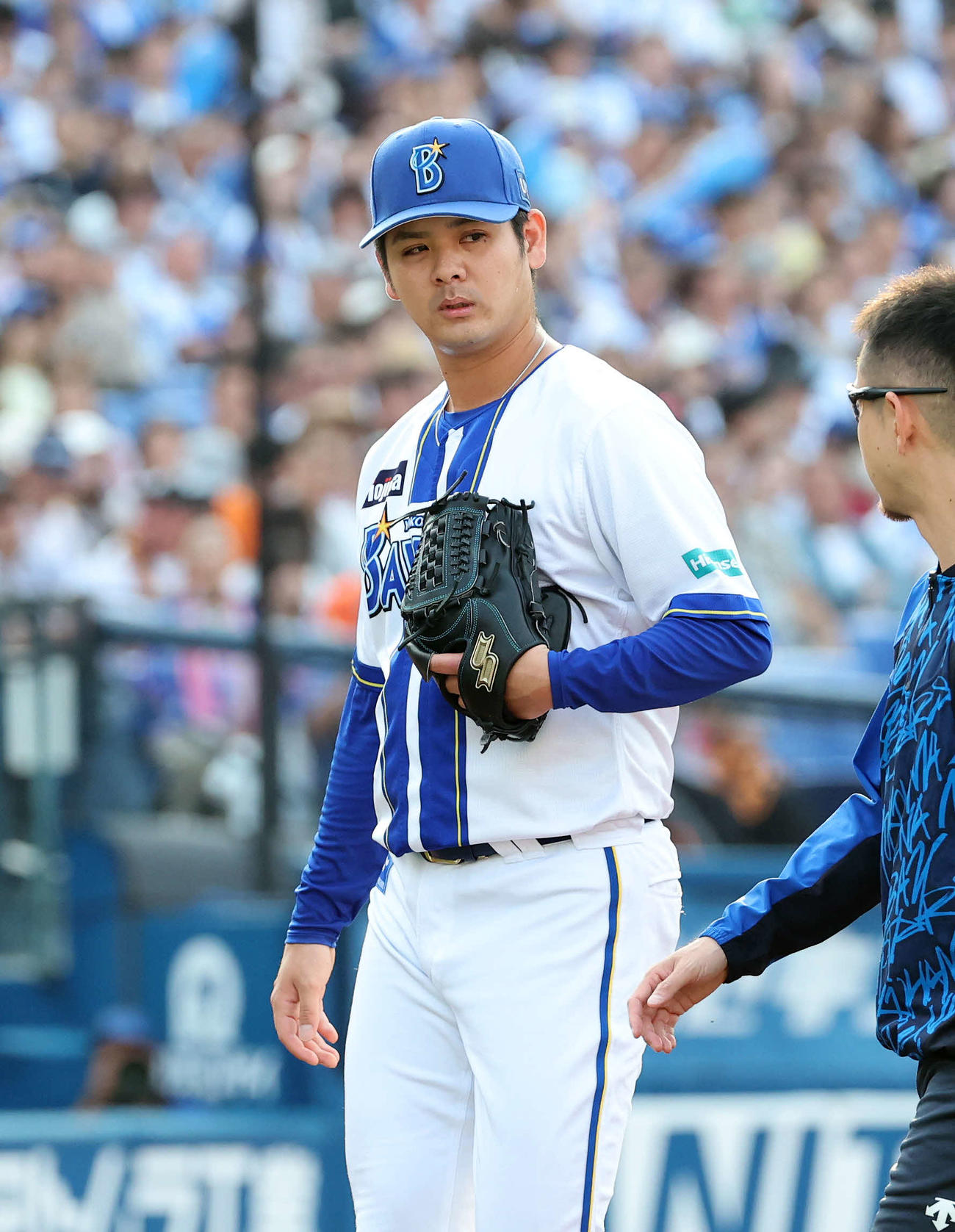 DeNA対巨人　7回表、降板するDeNA宮城（撮影・鈴木正人）