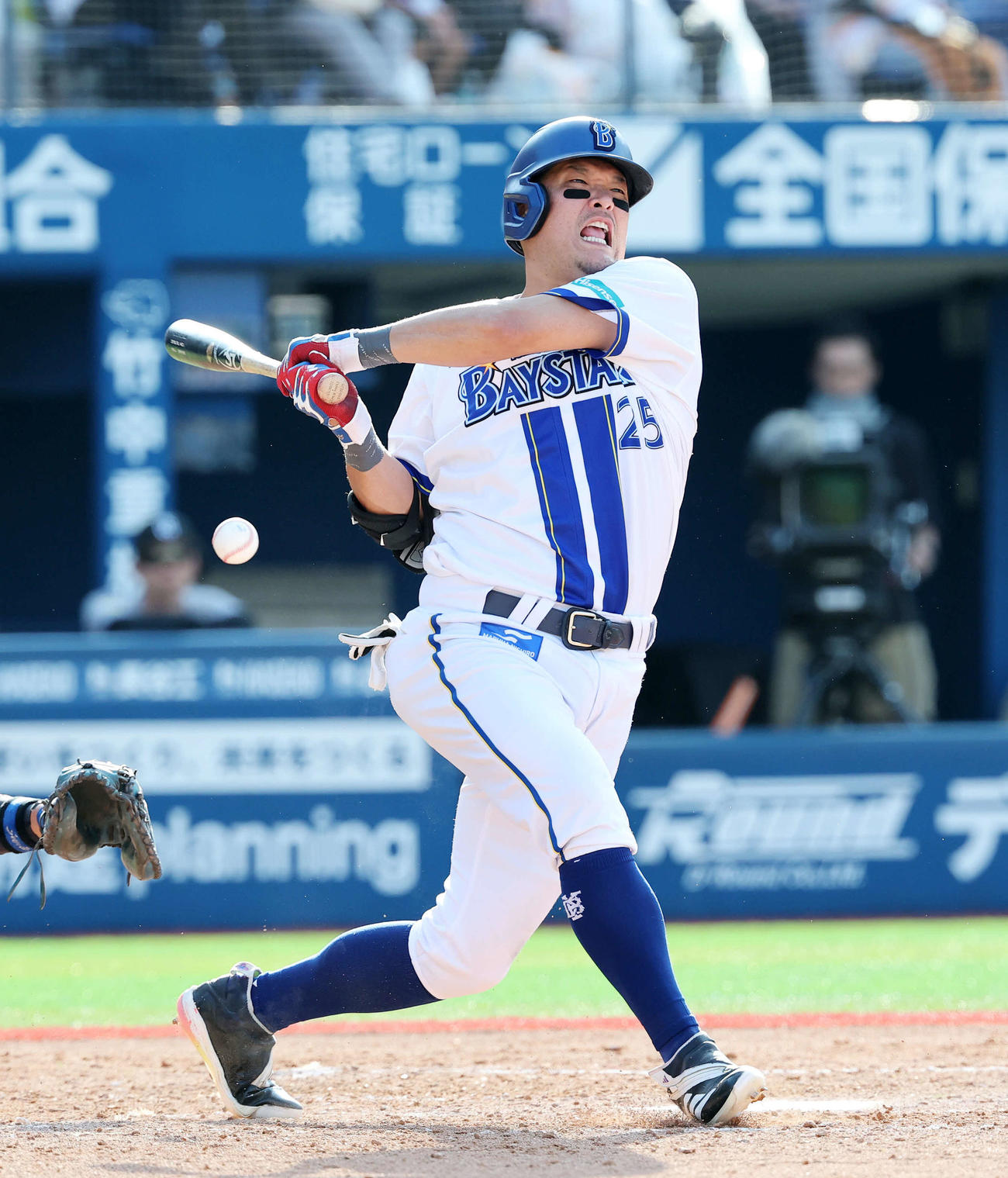 DeNA対巨人　4回裏DeNA無死一塁、筒香は自打球を当て痛がる（撮影・鈴木正人）