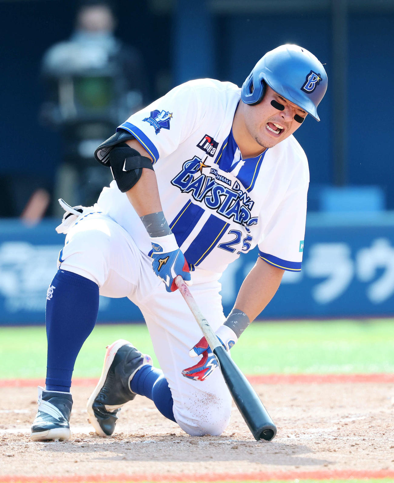 DeNA対巨人　4回裏DeNA無死一塁、筒香は自打球を当て痛がる（撮影・鈴木正人）