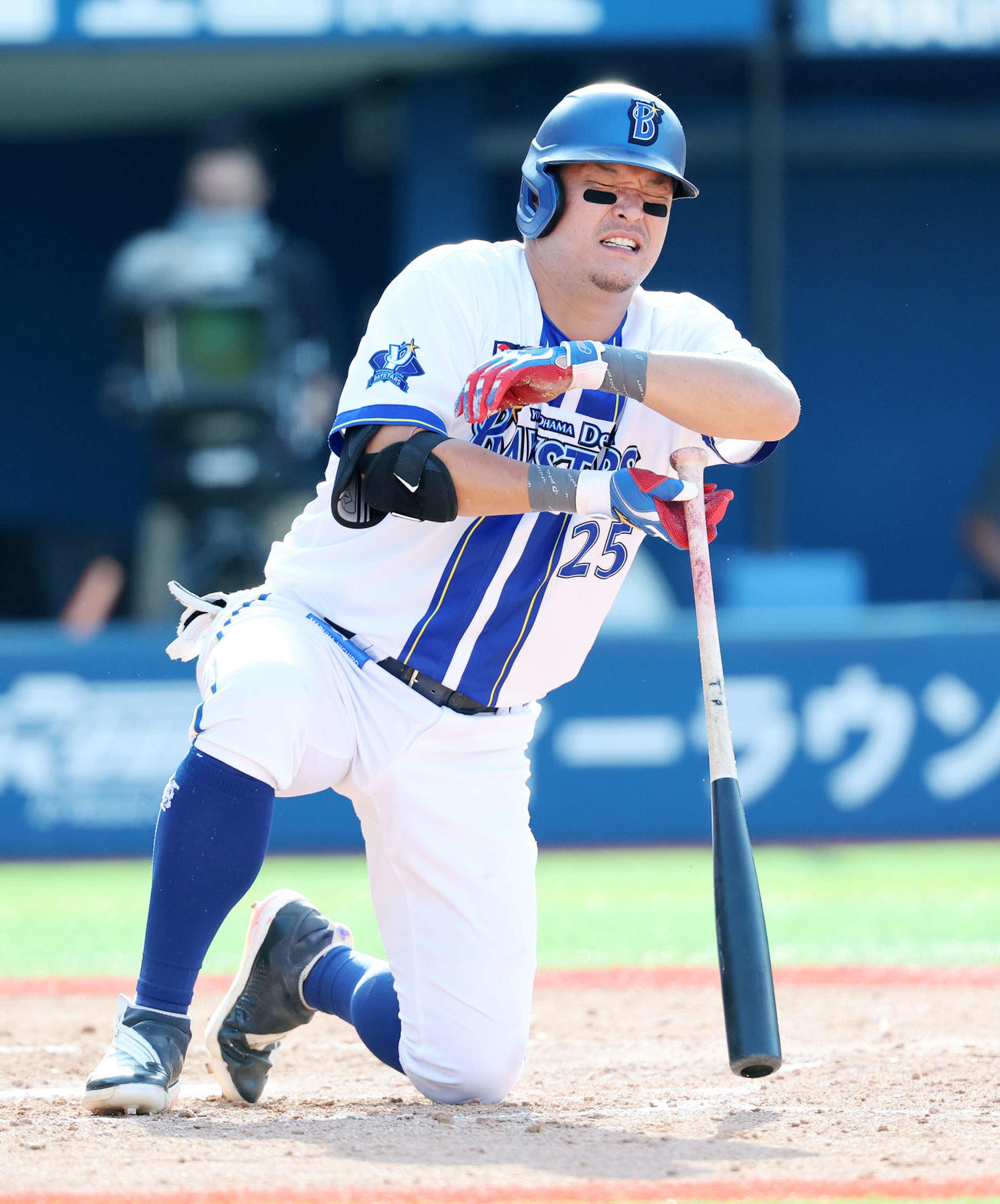 DeNA対巨人　4回裏DeNA無死一塁、筒香は自打球を当て痛がる（撮影・鈴木正人）