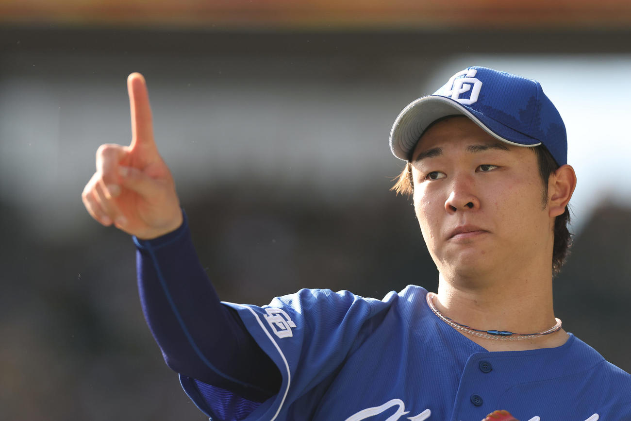 阪神対中日　5回裏の投球に備える中日高橋宏（撮影・前田充）