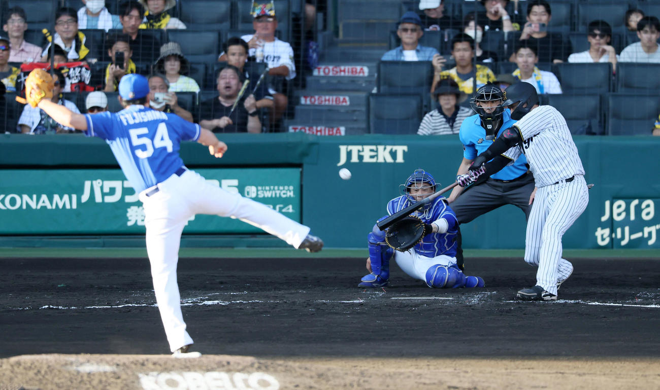 阪神対中日　7回裏阪神2死一、二塁、大山は通算150号となる右越え3点本塁打を放つ。投手藤嶋（撮影・加藤哉）