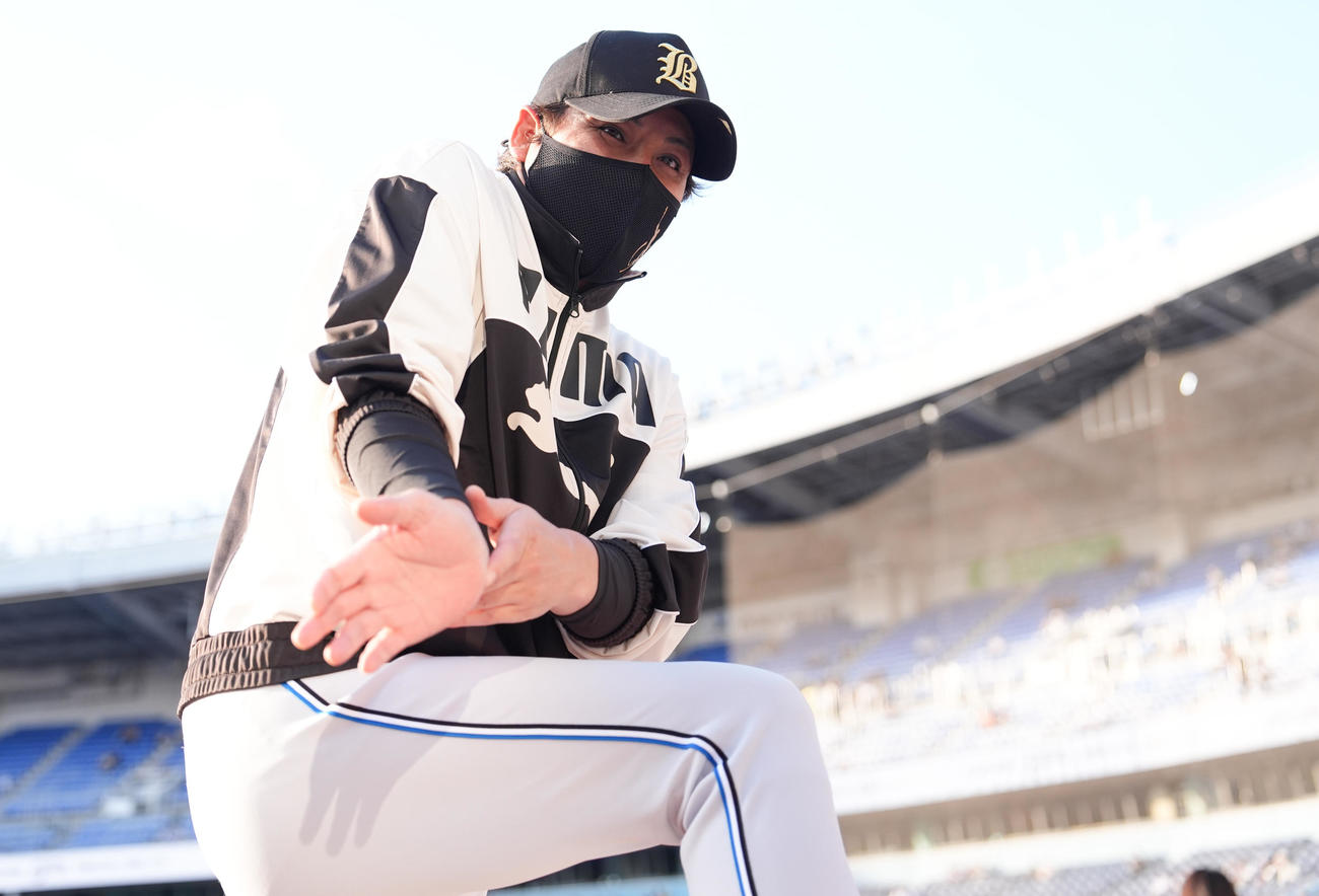 ロッテ対日本ハム　試合前練習中に取材に応じる日本ハム新庄監督（撮影・鈴木みどり）
