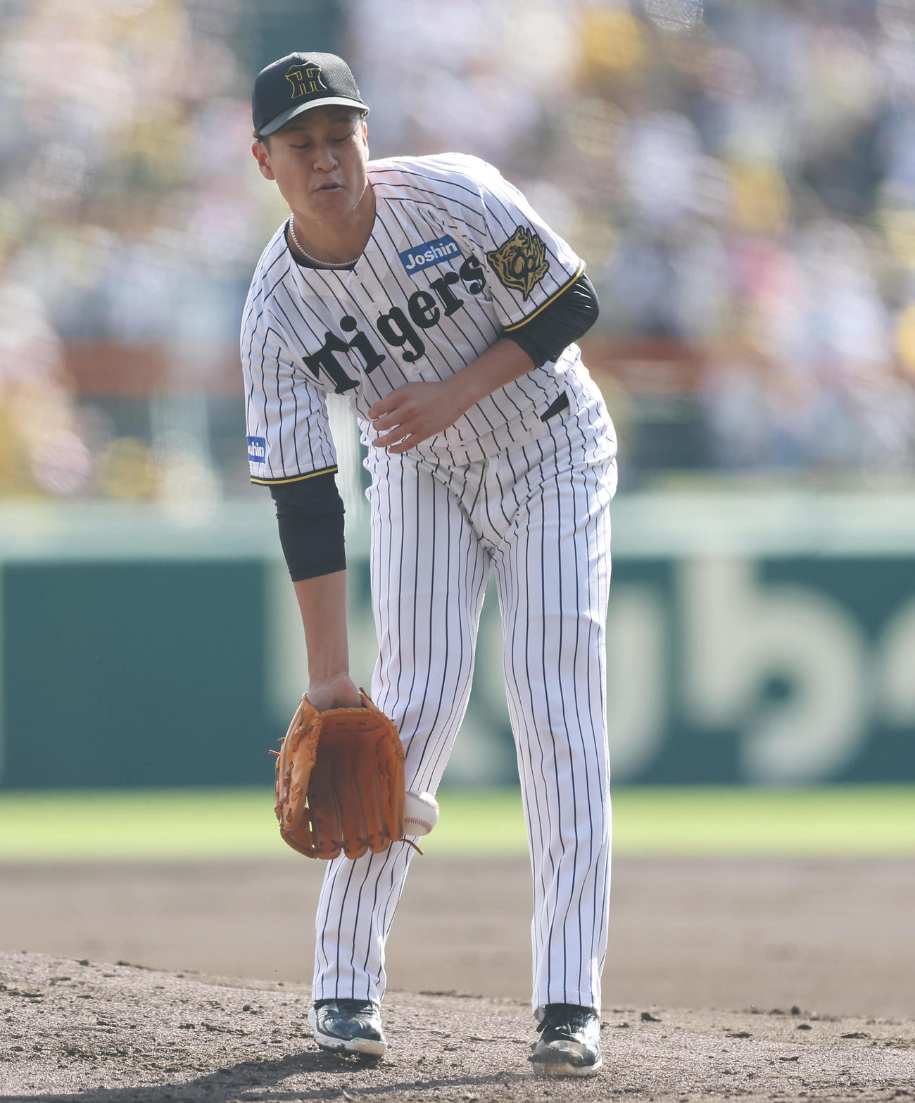 阪神対中日　2回表中日1死、福永の打球が右足に直撃する大竹（撮影・前田充）