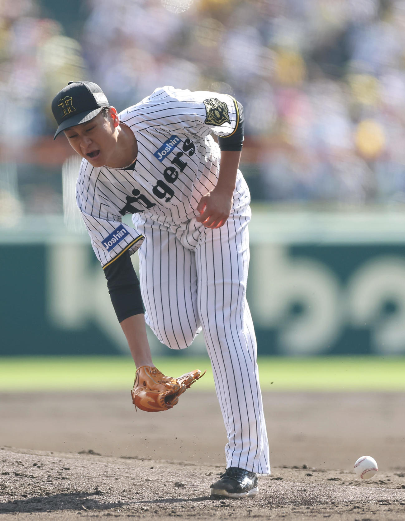 阪神対中日　2回表中日1死、福永の打球が右足に直撃した大竹（撮影・前田充）