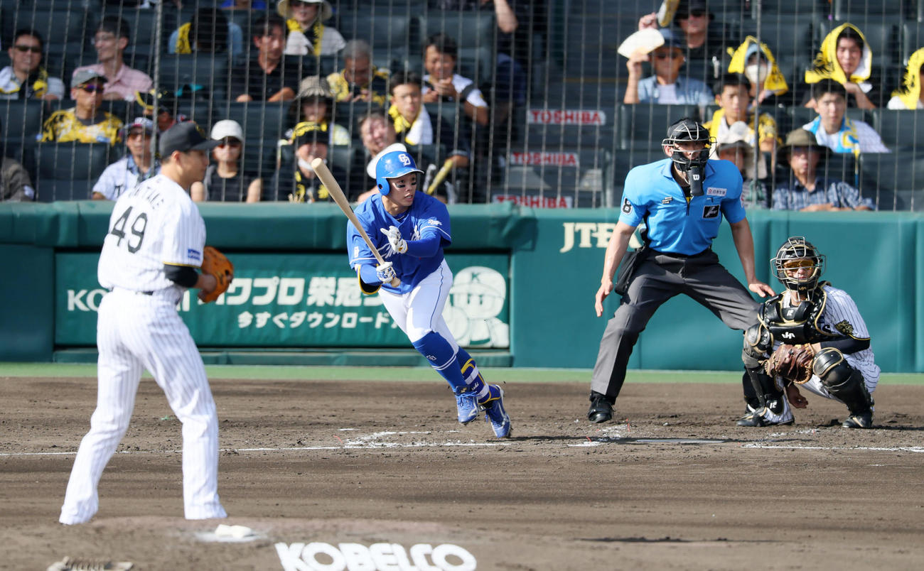 阪神対中日　4回表中日無死、岡林は左前打を放つ。投手大竹（撮影・加藤哉）