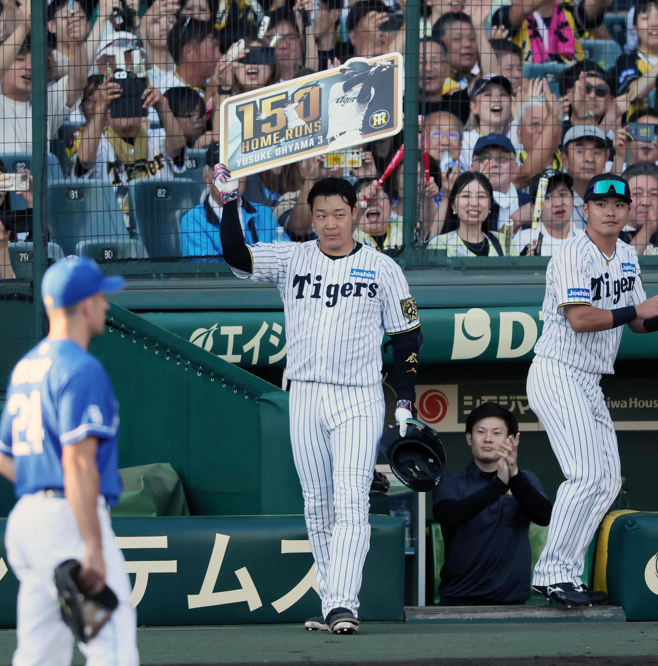 阪神対中日　7回裏阪神2死一、二塁、大山は通算150号となる右越え3点本塁打を放ち記念のボードを掲げる（撮影・加藤哉）
