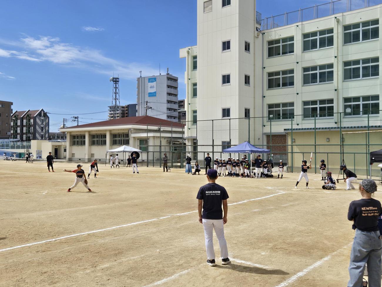 第1回今岡真訪杯　なにわキッズソフトボール大会」では子どもたちの熱戦が繰り広げられた（撮影・寺尾博和）