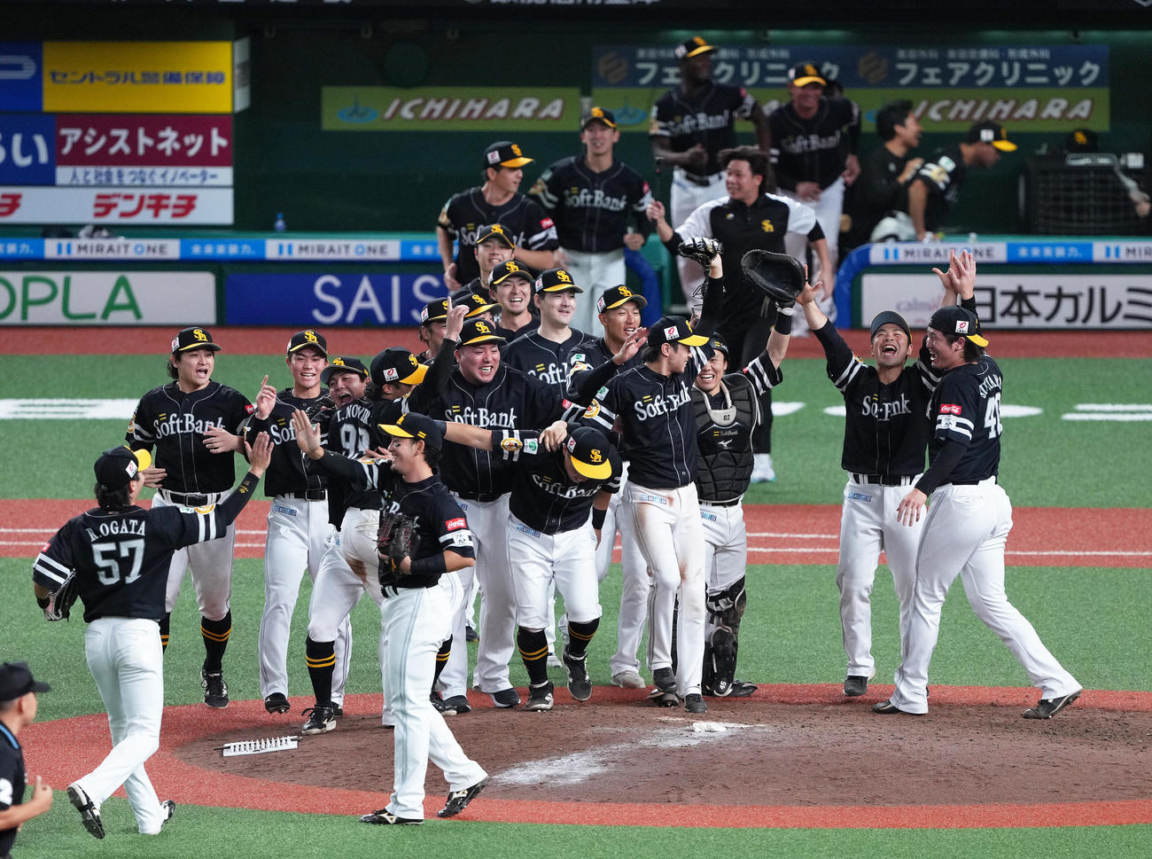 西武対ソフトバンク　リーグ連覇を果たし喜ぶソフトバンクの選手ら（撮影・足立雅史）