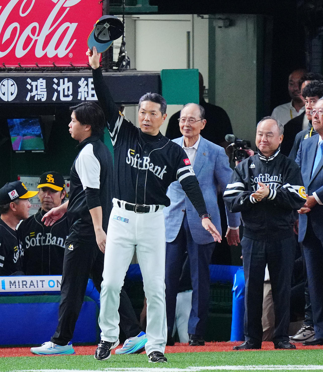西武対ソフトバンク　優勝を決めたソフトバンク小久保監督（手前）はファンの声援に応える（撮影・垰建太）